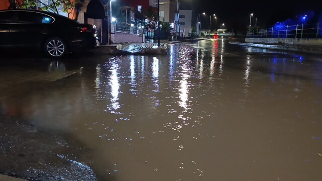 Tekirdağ'da sağanak yağış etkili oldu, cadde sular altında kaldı
