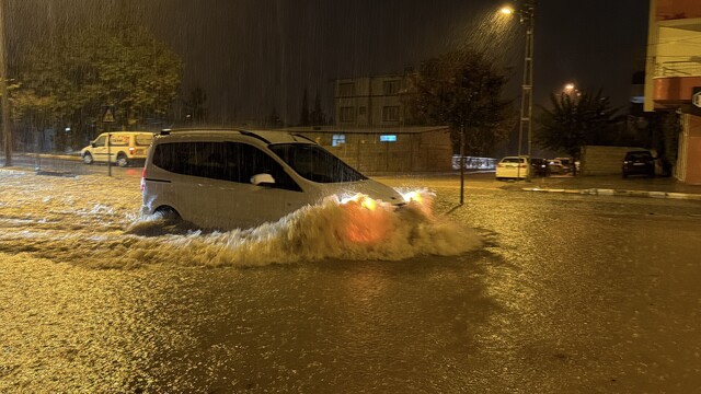 Adıyaman'da şiddetli yağış hayatı felç etti: Birçok araç mahsur kaldı