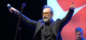 Ayvalık'ta 21. Uluslararası Zeytin Hasat Festivali'nde Feridun Düzağaç sahne aldı Ünlü sanatçı seyircilerin arasına inerek unutulmaz bir geceye imza attı