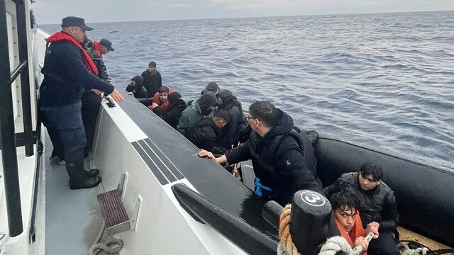 İzmir açıklarında 76 düzensiz göçmen yakalandı