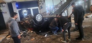 Kayseri’de otomobil 50 metre yükseklikteki kayalıktan dükkanların üzerine uçtu: 1 yaralı