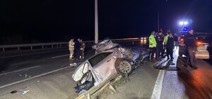Çanakkale’de otomobil aydınlatma direğine çarptı: 2 ölü
