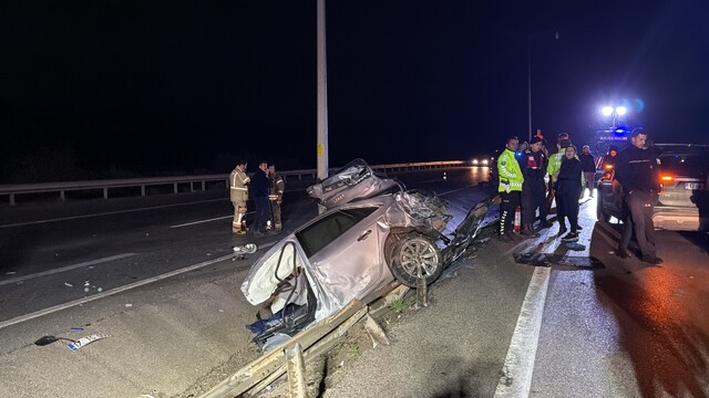 Çanakkale'de otomobil aydınlatma direğine çarptı: 2 ölü