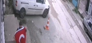 İzmir'de gencin bayrak duyarlılığı kamerada