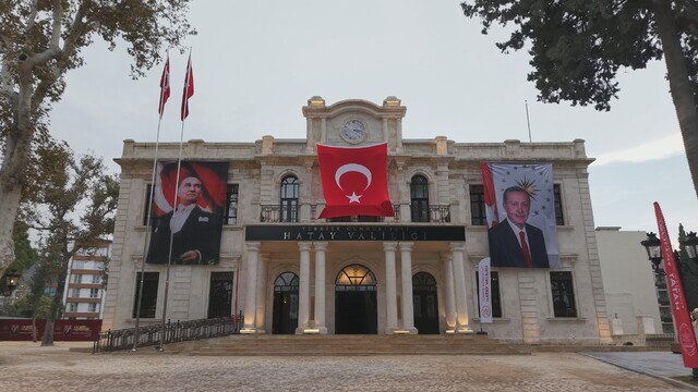 Depremin ardından yeniden inşa edilen 98 yıllık tarihi valilik binasında saat 04.17'de sabitlendi
