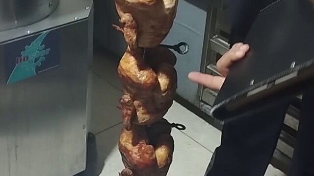 Mide bulandıran görüntülerin ortaya çıktığı restoranda vatandaşlara yedirilmeye hazırlanan bozuk tavuk ele geçirildi