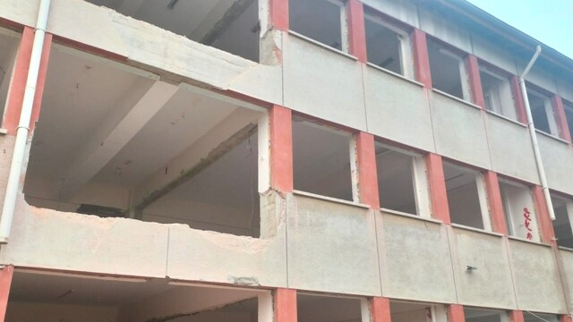 Çivril'de 44 yıllık okulda güçlendirme çalışmaları başladı