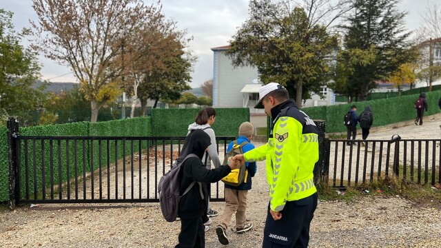Jandarma okul çevrelerinde göz açtırmıyor