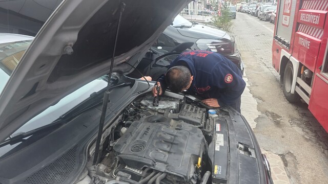 Otomobilin motor bölümüne giren yavru kedi 1 saatlik uğraşın ardından çıktı