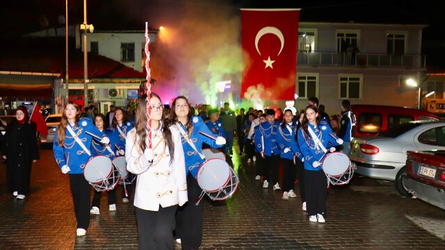 Hisarcık'ta Cumhuriyet coşkusu fener alayı ve konserle devam etti