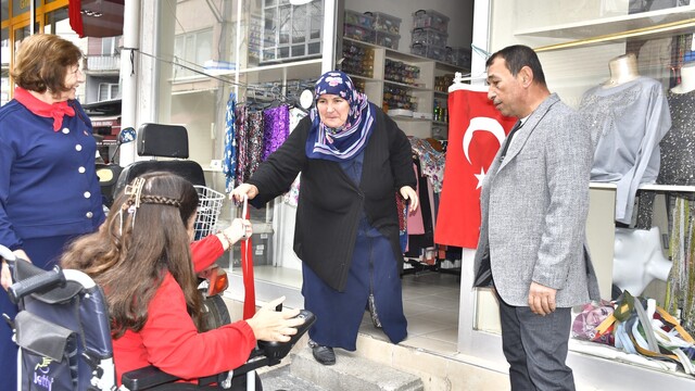 Özel gereksinimli bireyler Cumhuriyet Bayramında esnafa bayrak dağıttı