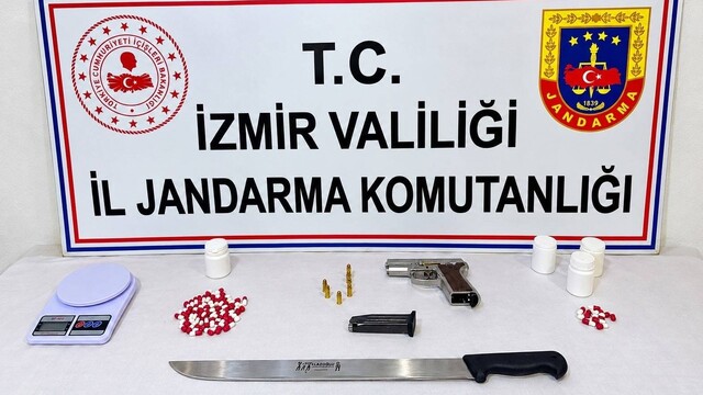 İzmir'de uyuşturucu operasyonu: 77 hap ele geçirildi