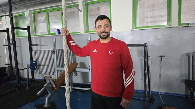 Partner bulamadı, öğrencileriyle hazırlandı; dünya üçüncüsü oldu