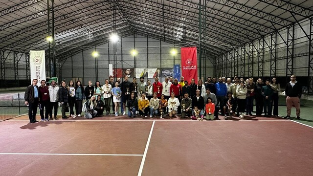Cumhuriyet Bayramı coşkusu Aydın'da tenis kortlarına taşındı