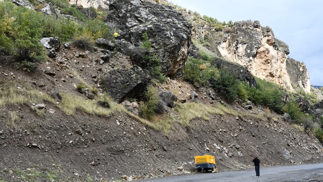 Şırnak yollarında Karadeniz ekiplerinin kaya operasyonu