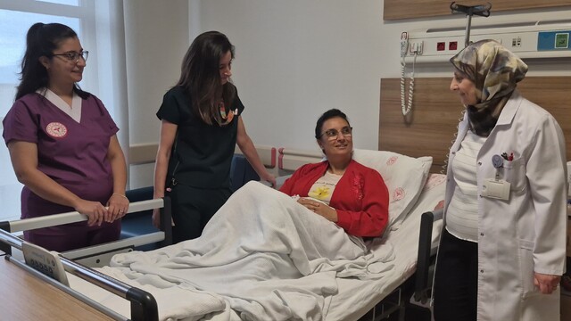 Kesisiz ve dikişsiz rahim ameliyatı Eskişehir'de ilk kez gerçekleştirildi
Hasta Ayda Nur Akalın:
"Ameliyattan korktuğum için bugüne kadar cesaret edemiyordum"
"Beklediğim kadar ağrım olmadı, aşırı bir kanamam yaşanmadı ve ameliyat sonrası çok çabuk ayağa kalktım"