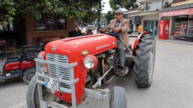 Ali Dede 69 yıllık traktöründen vazgeçemiyor