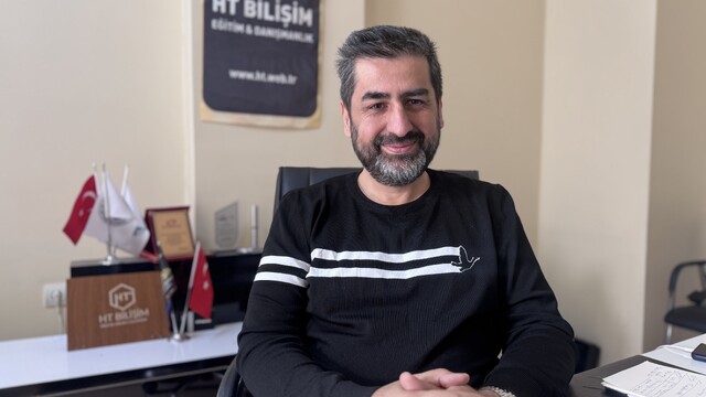 Siber savaşa karşı 'yerli yazılım' şart
Bilişim Uzmanı Hakan Topuzoğlu: "Aynı altyapının kullanılması açıkların bilinmesi ve bilgilerin çalınmasına sebep olabiliyor"
"Saldırılardan korunmanın en güçlü çözümü yerli yazılımlara sahip olmak"
