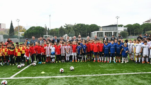 Yunusemre'de 29 Ekim coşkusu futbolla taçlandı