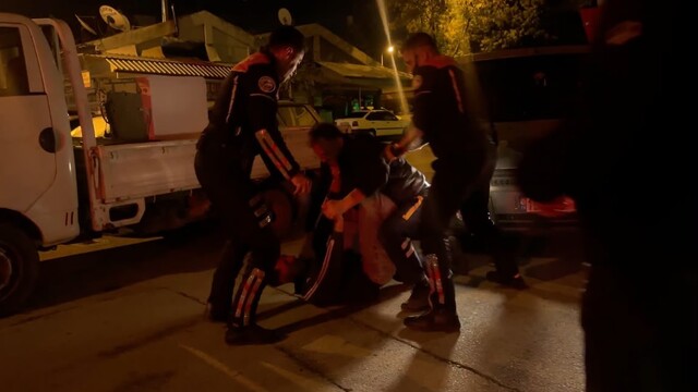 Motosikletinin çalındığını iddia eden alkollü şahıs, yoldan geçen otomobili polis aracı sanıp saldırdı
Durdurduğu polislerden yardım istedi, ilgili kısım ekibin gelmesini beklerken ilgilenilmiyor gerekçesiyle polis sandığı aracın sürüsüne saldırdı
Saldırdığı otomobil sürücüsü ile şahsın kavgası kameraya anbean yansıdı