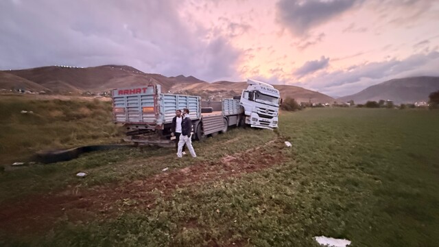 Van'da tır şarampole yuvarlandı: 2 yaralı