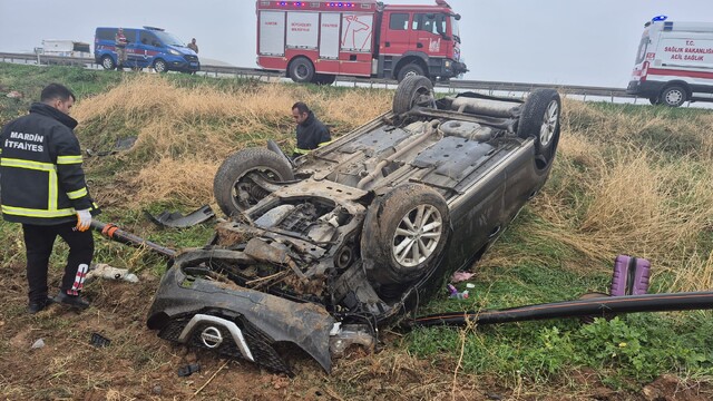Mardin'de devrilen otomobildeki 3 kişi yaralandı