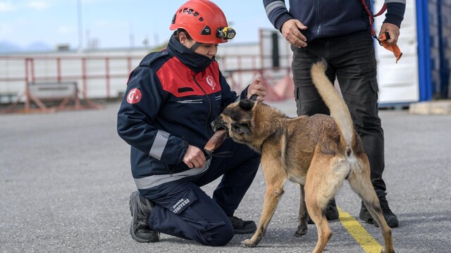 İzmir depreminde evladını kaybeden anne, hayat kurtarmak için itfaiyeci oldu