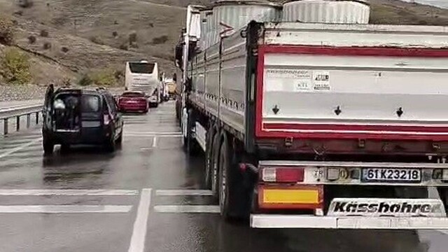Erzincan-Erzurum yolunda yağış nedeniyle kontrolden çıkan tırlar çarpıştı, ulaşım durdu