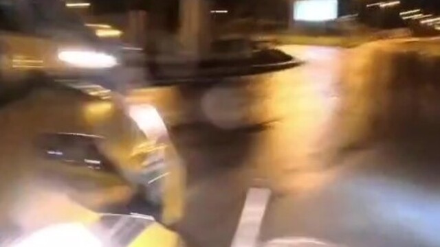 Hafif ticari araç ile motosiklet kavşakta çarpıştı