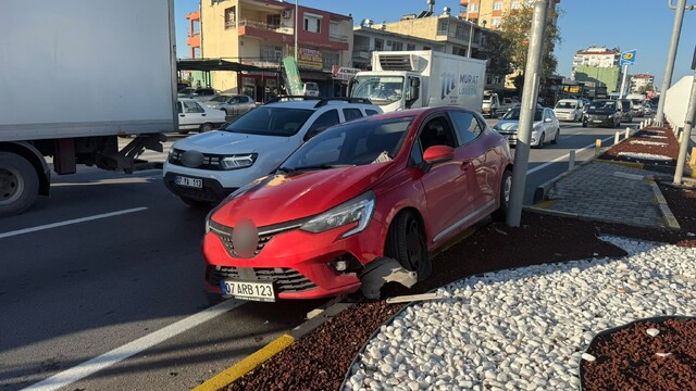 Serik'te iki otomobil çarpıştı: 1 yaralı