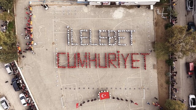 İzmir'de ilkokul öğrencilerinden anlamlı Cumhuriyet kutlaması
Öğrenciler, 'İlelebet Cumhuriyet' dedi
