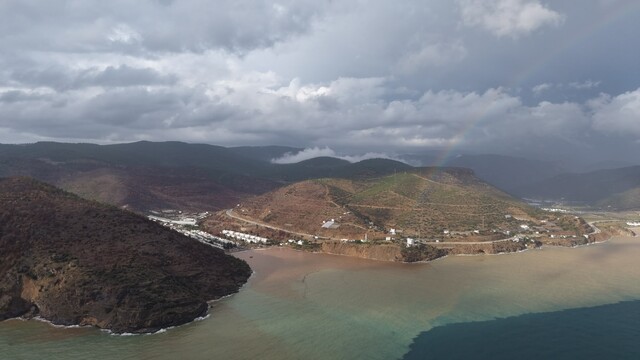 Mersin'de denizin rengi kahverengiye döndü