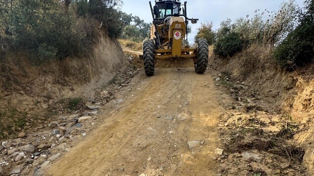 Efeler'de hasar gören tarım arazi yolları açılıyor