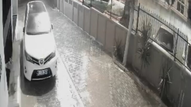 Sokak ortasında havai fişek patlattılar; balkon ve araçlara zarar verdiler
