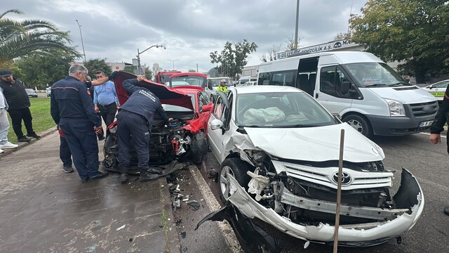 Samsun'da otomobiller kafa kafaya çarpıştı: 1'i ağır 2 yaralı