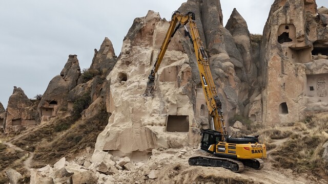 Göreme'de bir kısmı çöken  peribacasının çevresinde temizlik çalışmaları başladı