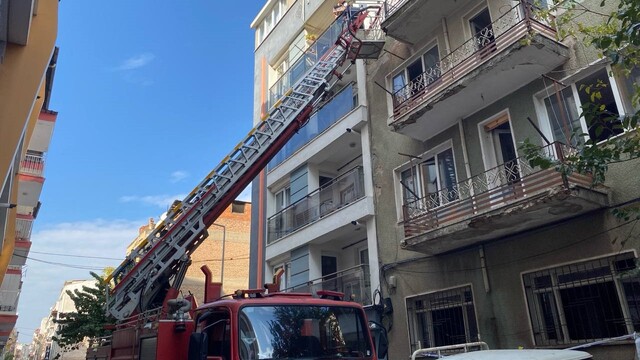 Aydın itfaiyesi yaramaz kedi için seferber oldu