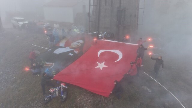 Ay yıldızlı bayrak karadan ve sudan zirveye ulaştı
Kartepe'de Türk bayrağı elden ele zirveye taşındı
