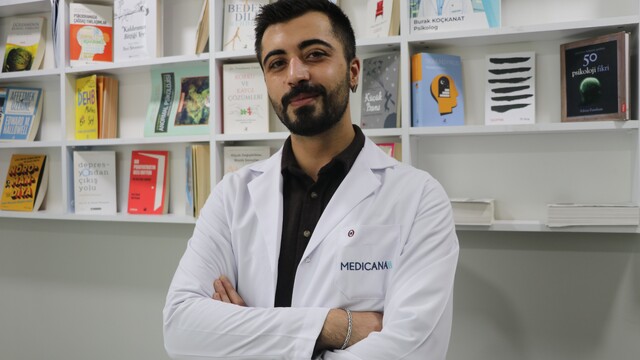 Yaşlıların sosyal medya kullanımı 9 yılda 6 kat arttı
Uzmanından yaşlı ebeveynleri telefon kullanan ailelere tavsiye: "Telefonu elinden almak yerine, elini tutmak gerekiyor"