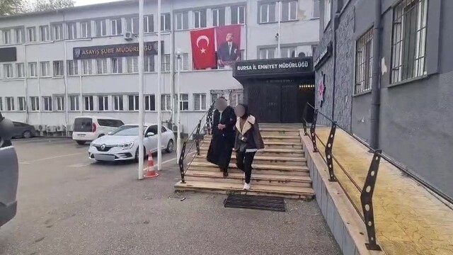 Kapısını film ile açtığı evden ziynet çalan kadın hırsız yakalandı
Bursa'da 450 bin liralık ziynet eşyası çalan kadın şüpheli yakalandı