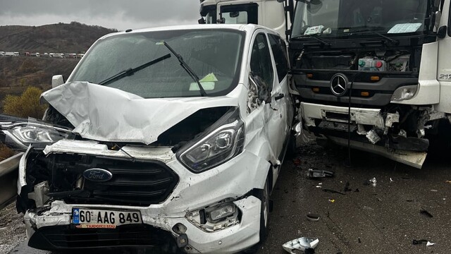 Erzurum'un Aşkale ilçesinde zincirleme trafik kazası: 3 araç birbirine girdi