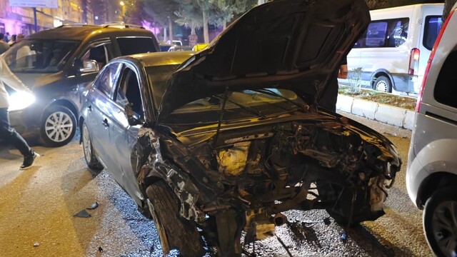 Mardin'de 4 araçlı zincirleme kaza: 3 yaralı