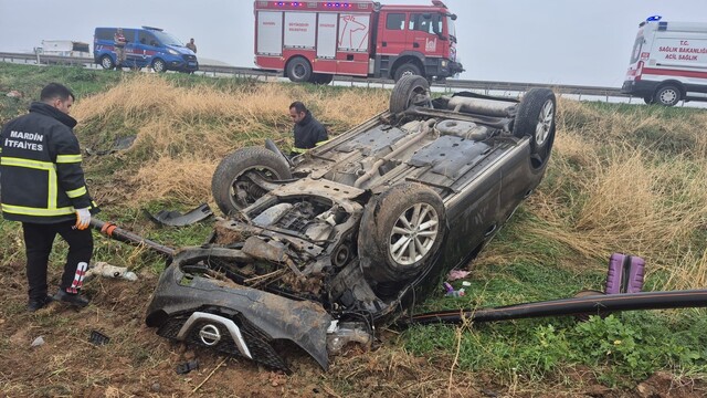 Mardin'de otomobil şarampole devrildi: 3 yaralı