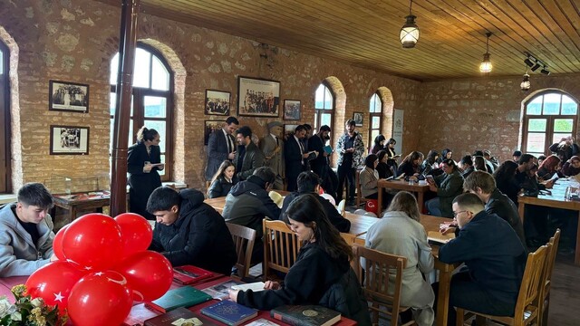 Üniversiteli öğrenciler tarihi Akbaş İlkokulunda kitap okudular