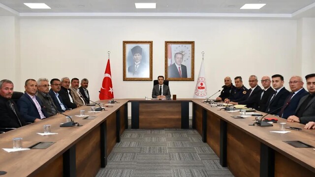 Sorgun Kaymakamı Canpolat, köy muhtarlarının taleplerini dinledi