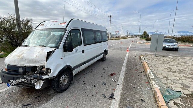 Karaman'da minibüsle otomobil çarpıştı: 1 yaralı