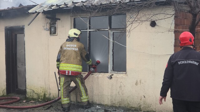 Düzce'de tek katlı ev yandı
