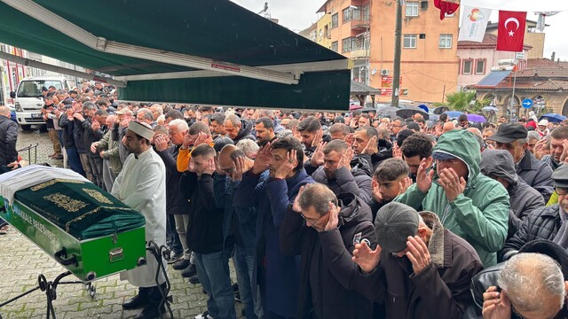 GÜNCELLEME - Çanakkale'de refüjdeki aydınlatma direğine çarpan otomobildeki 2 kişi öldü