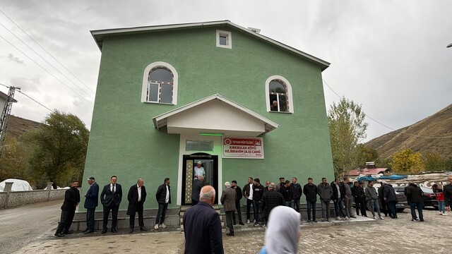 Tatvan'da hayırseverlerin desteğiyle yapılan cami ibadete açıldı