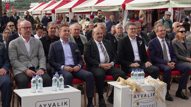Ayvalık'ta 21. Uluslararası Zeytin Hasadı ve Turizm Festivali başladı